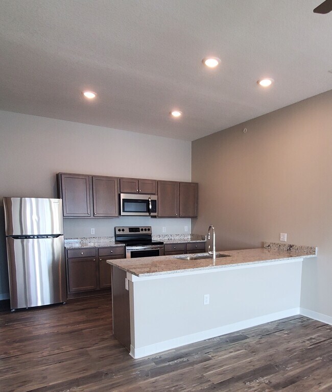 802 Reed St, Unit 101 in Grinnell, IA - Building Photo - Building Photo