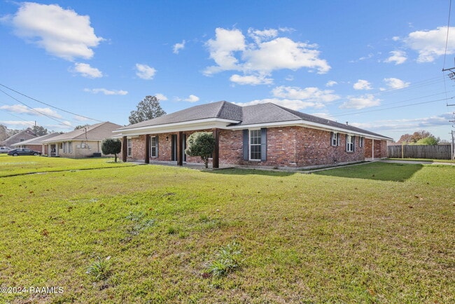 300 Robert Lee Cir in Lafayette, LA - Building Photo - Building Photo
