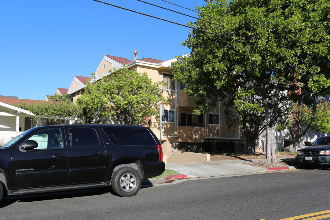 219 N Adams St in Glendale, CA - Building Photo