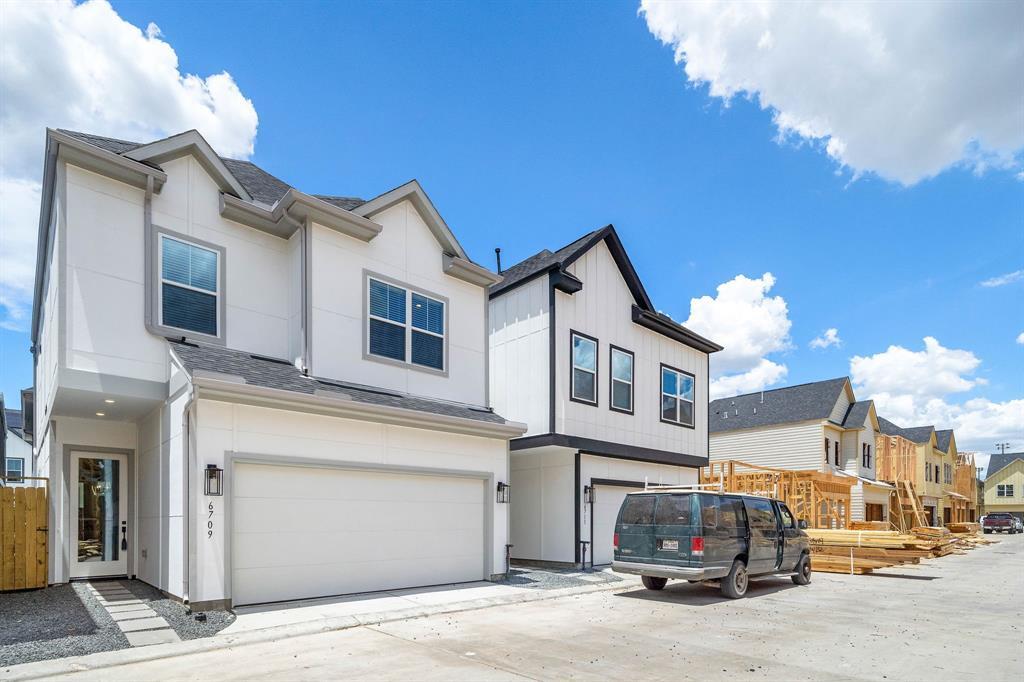 8474 Berry Grn Ln in Houston, TX - Building Photo