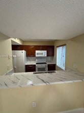 210 Riviera Cir in Weston, FL - Foto de edificio - Building Photo
