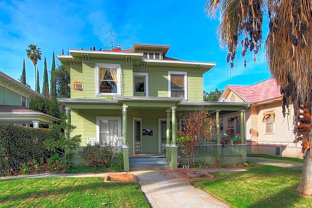 320 W Olive Ave, Unit Unit 2 in Redlands, CA - Foto de edificio