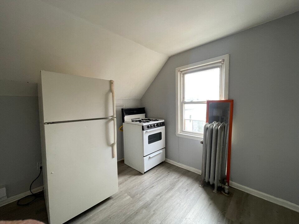 166 Bergen Ave, Unit 3 in Jersey City, NJ - Building Photo