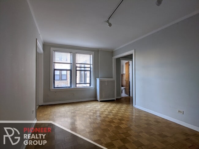 739 W Belmont Ave, Unit 306 in Chicago, IL - Foto de edificio - Building Photo