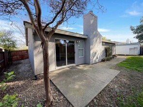 1041 Shenencock Way in Roseville, CA - Foto de edificio - Building Photo
