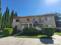 38734 Larkin Ave, Unit 2 in Palmdale, CA - Foto de edificio - Building Photo