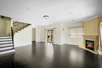750 E Orange Grove Ave in Burbank, CA - Foto de edificio - Building Photo