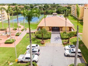 7010 NW 186th St in Hialeah, FL - Building Photo - Building Photo