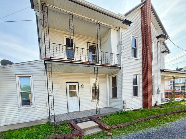 214 E Cherry St in Palmyra, PA - Building Photo - Building Photo