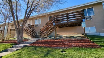 1709 Oakshire Ln, Unit #A in Pueblo, CO - Building Photo