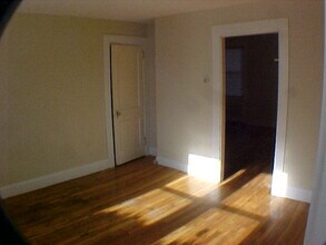 16 Newton St, Unit 2 in Waltham, MA - Foto de edificio - Building Photo