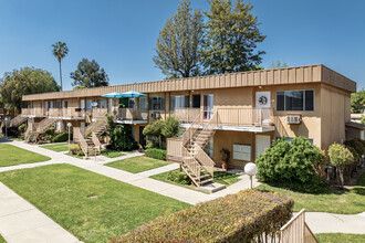 Reseda Village Green in Reseda, CA - Foto de edificio - Building Photo