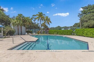 2003 Winners Cir in North Lauderdale, FL - Foto de edificio - Building Photo