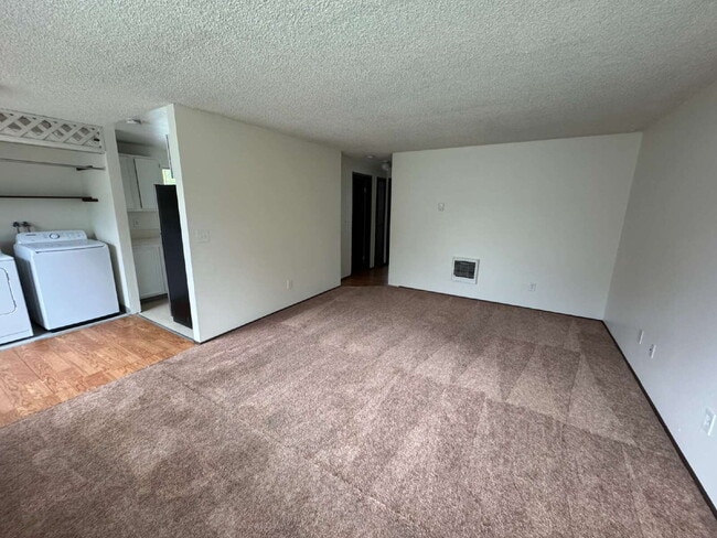 9626 SE Foster Rd in Portland, OR - Building Photo - Building Photo