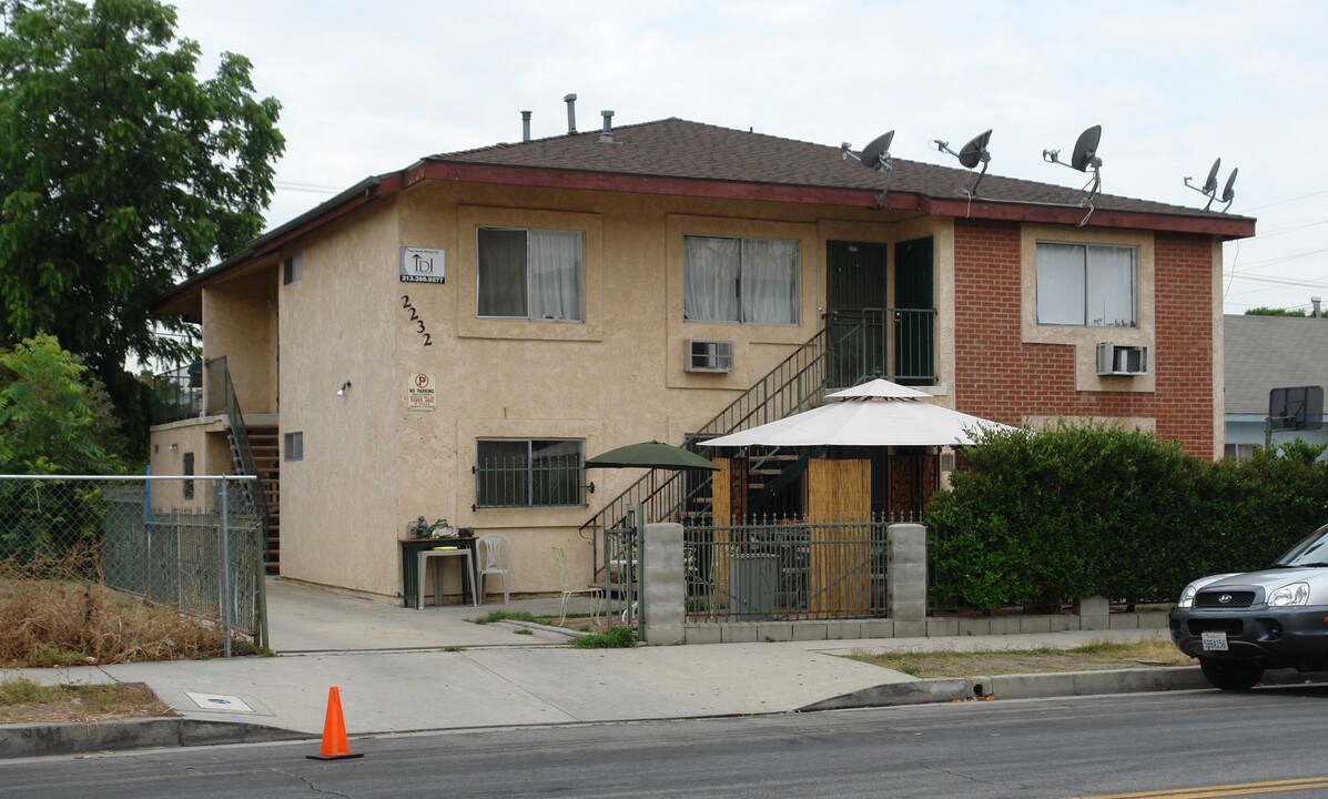 2232 Yosemite Dr in Los Angeles, CA - Foto de edificio