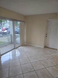 17320 NW 67th Pl in Hialeah, FL - Foto de edificio - Building Photo