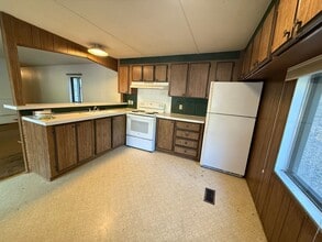 1122 NW Stannium Rd in Bend, OR - Building Photo - Building Photo