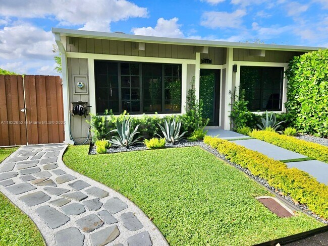 13631 SW 102nd Terrace in Miami, FL - Building Photo - Building Photo