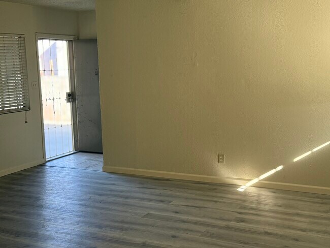 1210 W 104th St, Unit 1210 2 in Los Angeles, CA - Building Photo - Building Photo