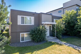 1527 28 Av SW in Calgary, AB - Building Photo