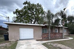 105 Ridge Ct in Brandon, FL - Building Photo