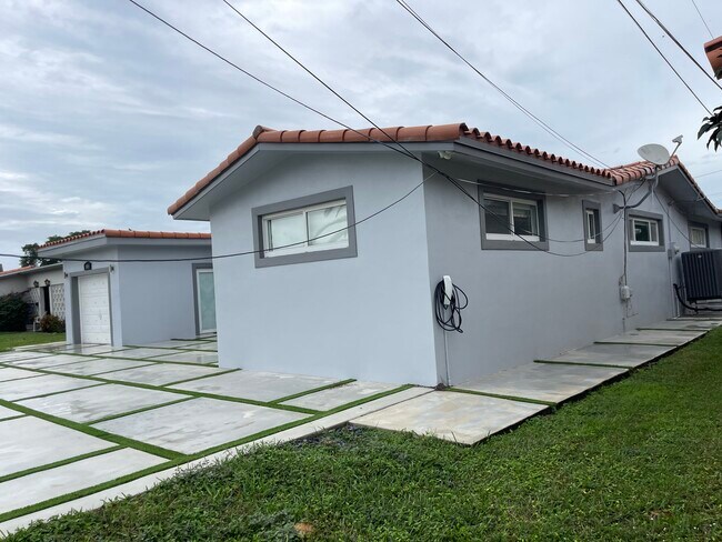 1405 SW 90th Ave in Miami, FL - Building Photo - Building Photo