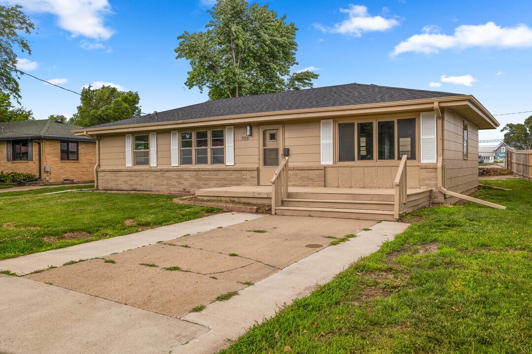708 SW 4th St in Ankeny, IA - Building Photo