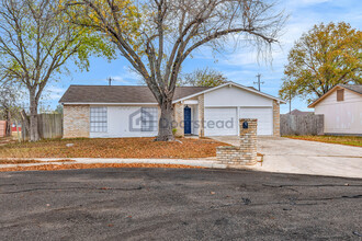 2822 Meadow River in San Antonio, TX - Foto de edificio - Building Photo