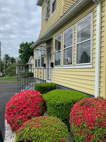19 Helen St in Chicopee, MA - Building Photo - Building Photo