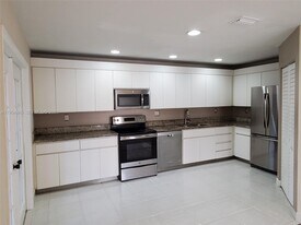 561 Racquet Club Rd in Weston, FL - Building Photo