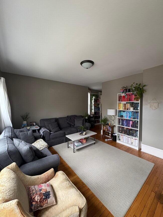 1025 E Hamilton St, Unit Lower in Milwaukee, WI - Foto de edificio - Building Photo