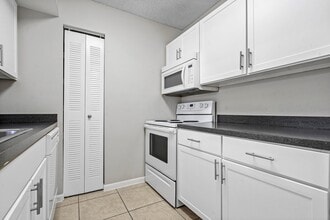 Cortland Pembroke Pines in Pembroke Pines, FL - Foto de edificio - Building Photo