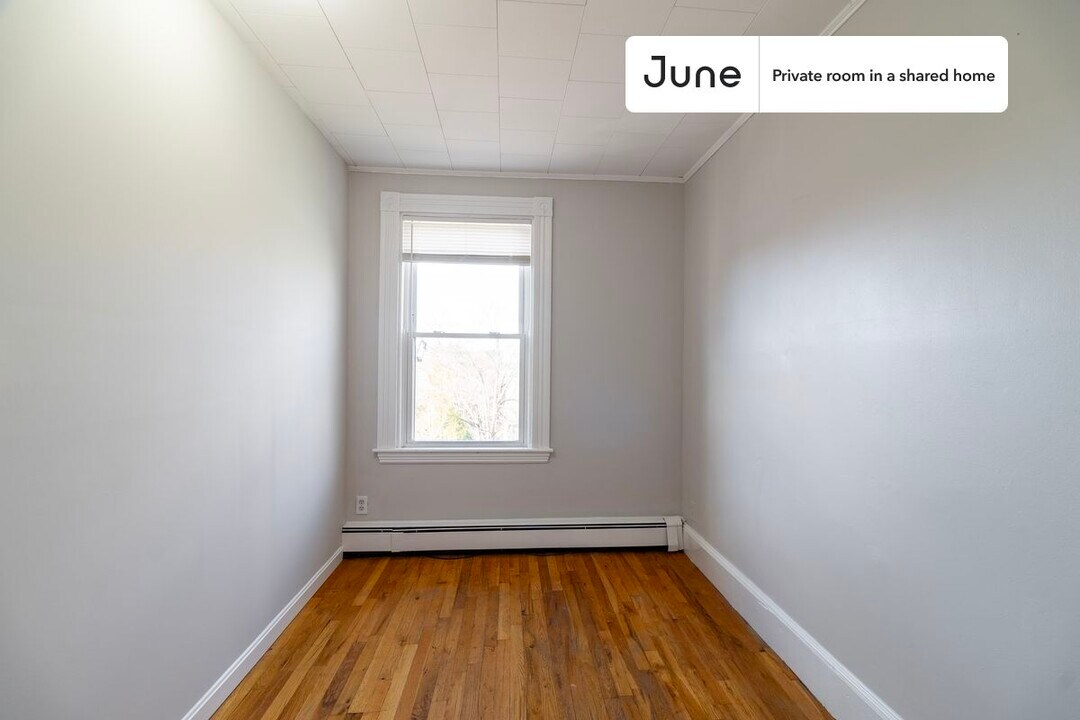 Private bedroom in 4 bed/1 bath Home in Boston, MA - Building Photo