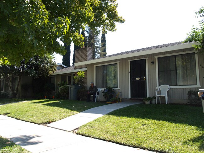 1680 Conestoga Dr in Merced, CA - Foto de edificio - Building Photo