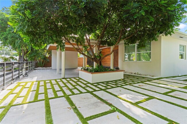 221 NE 44th St in Miami, FL - Foto de edificio - Building Photo
