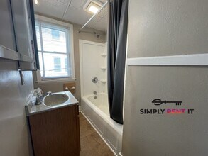 518 Hayward Ave in Ames, IA - Building Photo - Building Photo