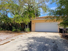 759 Birdsong Ln in Siesta Key, FL - Building Photo
