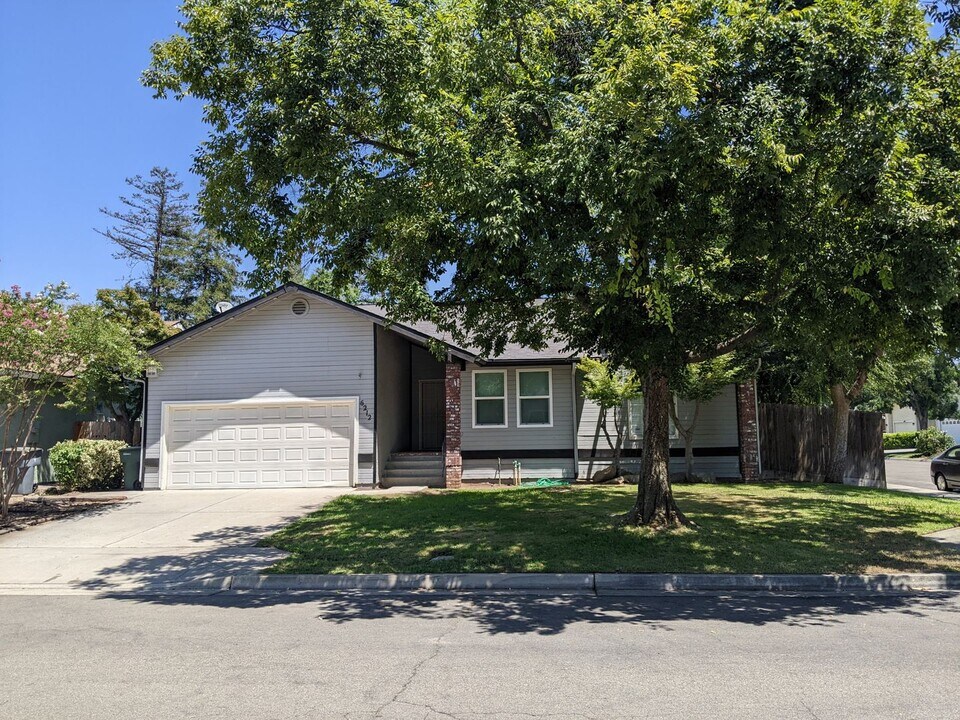 6212 E Iowa Ave in Fresno, CA - Building Photo