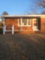 74 Crest Hill St in Reynolds, GA - Building Photo