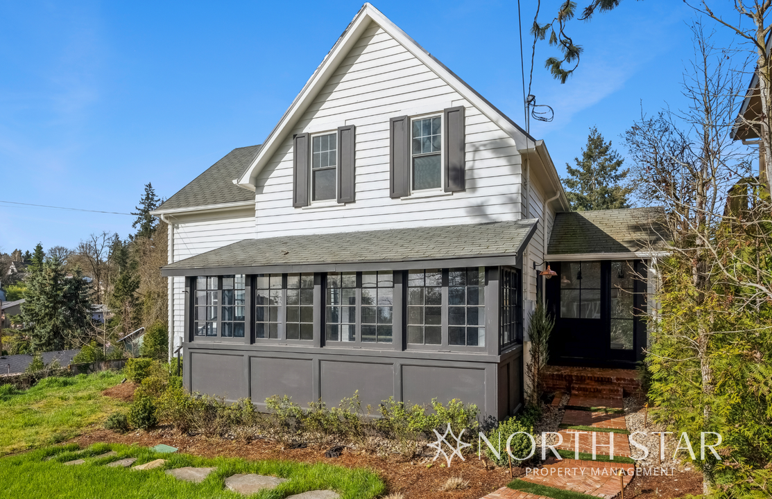 8143 SW 37th Ave in Portland, OR - Building Photo