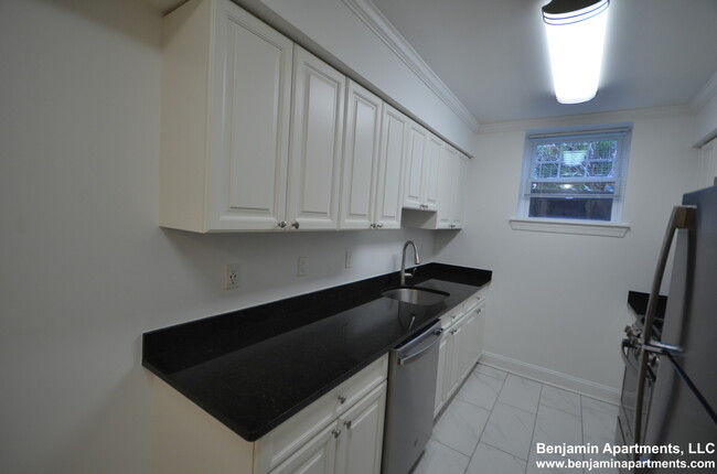 37 Auburn St, Unit A in Brookline, MA - Building Photo - Building Photo