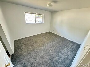 11216 Liana Ln in St. Ann, MO - Foto de edificio - Building Photo