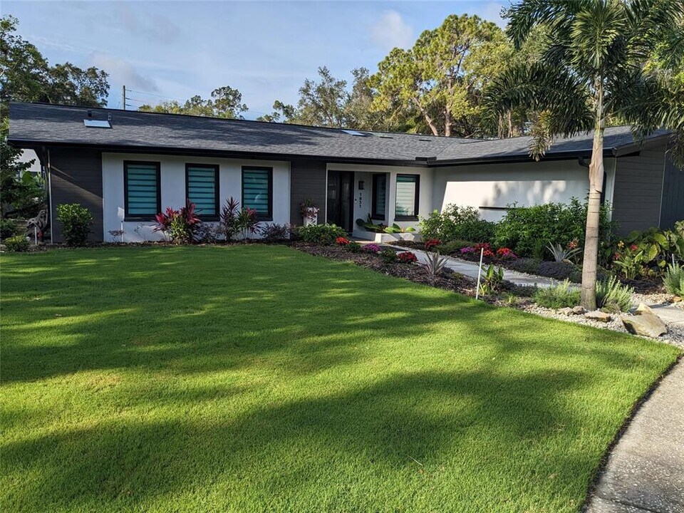 1851 Royal Oak Pl E in Dunedin, FL - Building Photo