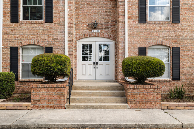 Colonial Point Condominiums in Jacksonville, FL - Building Photo - Building Photo