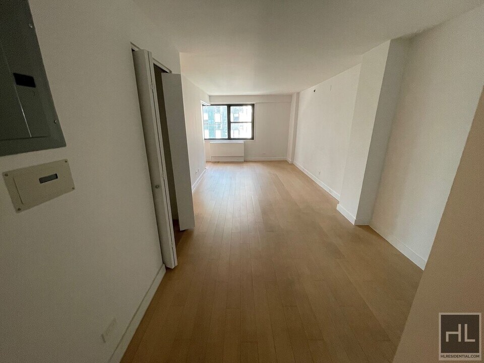 East 39th Street in New York, NY - Building Photo