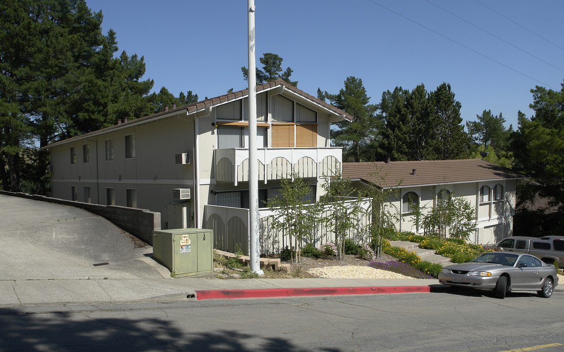 2039 Ascot Dr in Moraga, CA - Building Photo