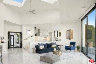 2231 Sunset Plaza Dr in Los Angeles, CA - Building Photo - Building Photo