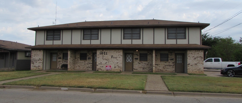 1021 1st St in Graham, TX - Building Photo