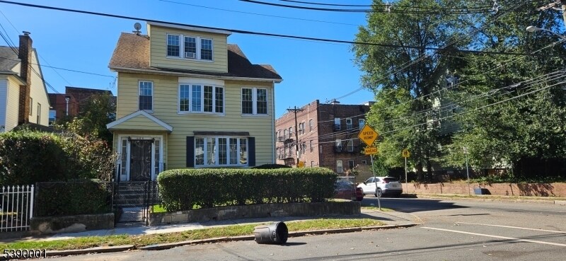 264 Pomona Ave in Newark, NJ - Building Photo