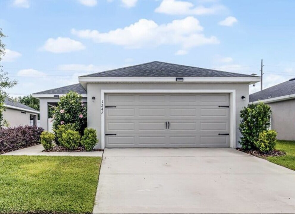 1247 Mezzavalle Wy in Auburndale, FL - Building Photo